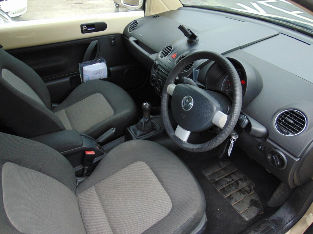 Volkswagen Beetle 1.6 Luna Hatchback Euro 4 102 P Beige #5
