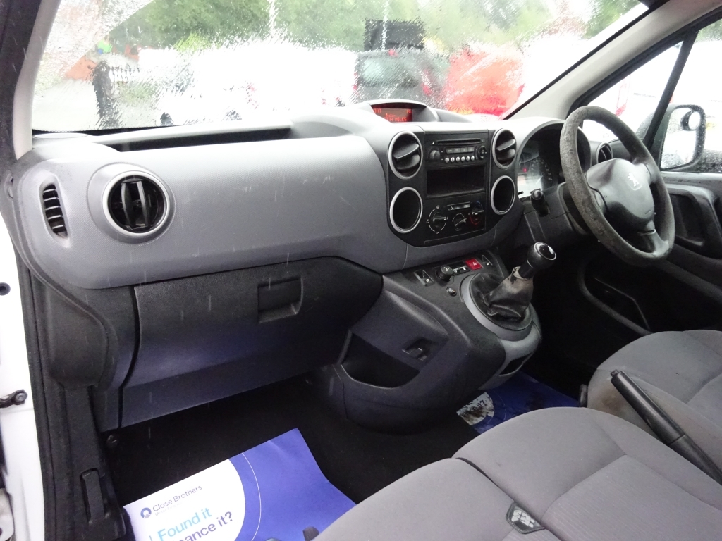 Peugeot Partner  White #9