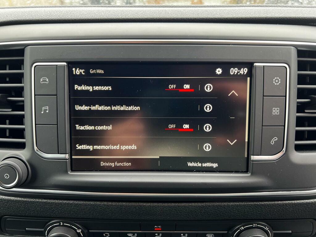 Vauxhall Vivaro Mpv White #71