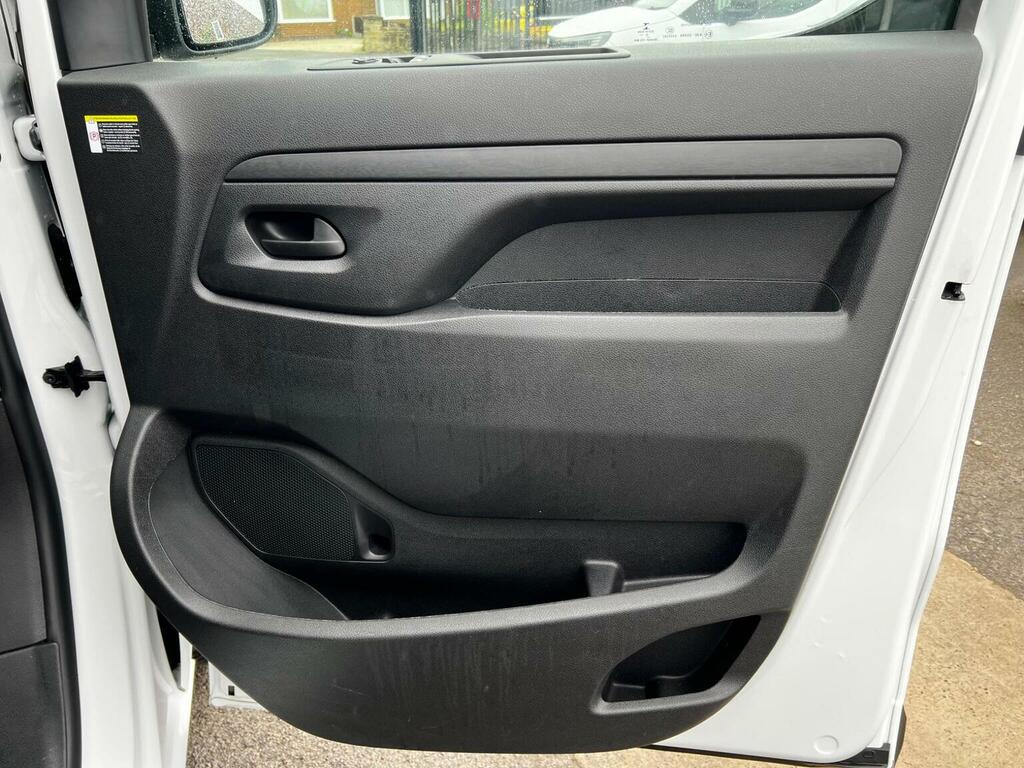 Vauxhall Vivaro Mpv White #77