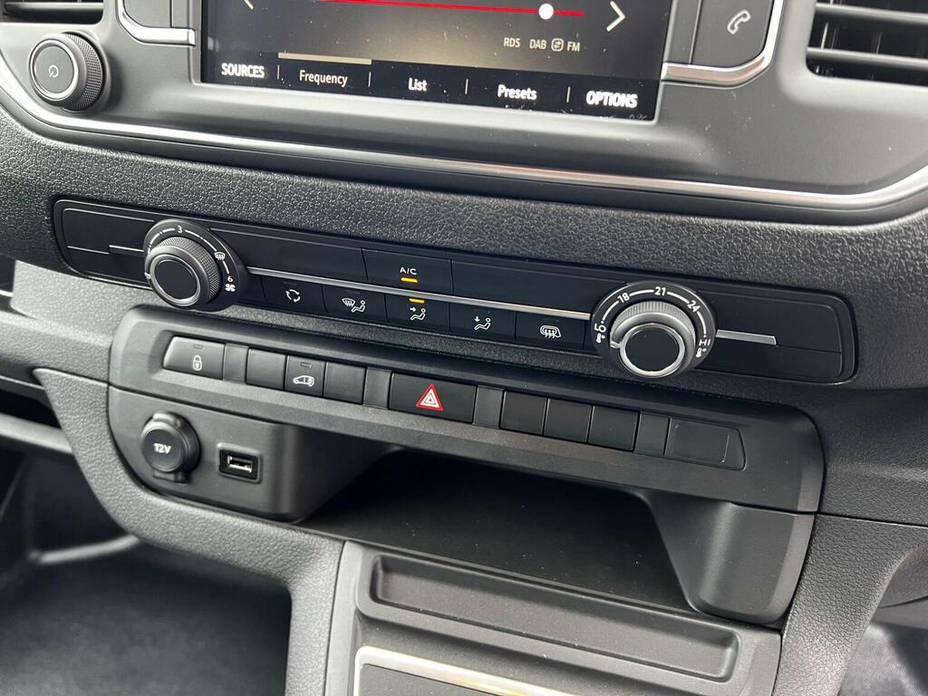Vauxhall Vivaro Mpv White #74