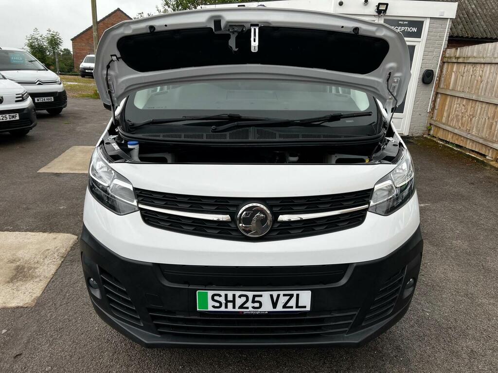 Vauxhall Vivaro Mpv White #56