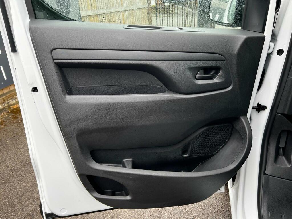 Vauxhall Vivaro Mpv White #76