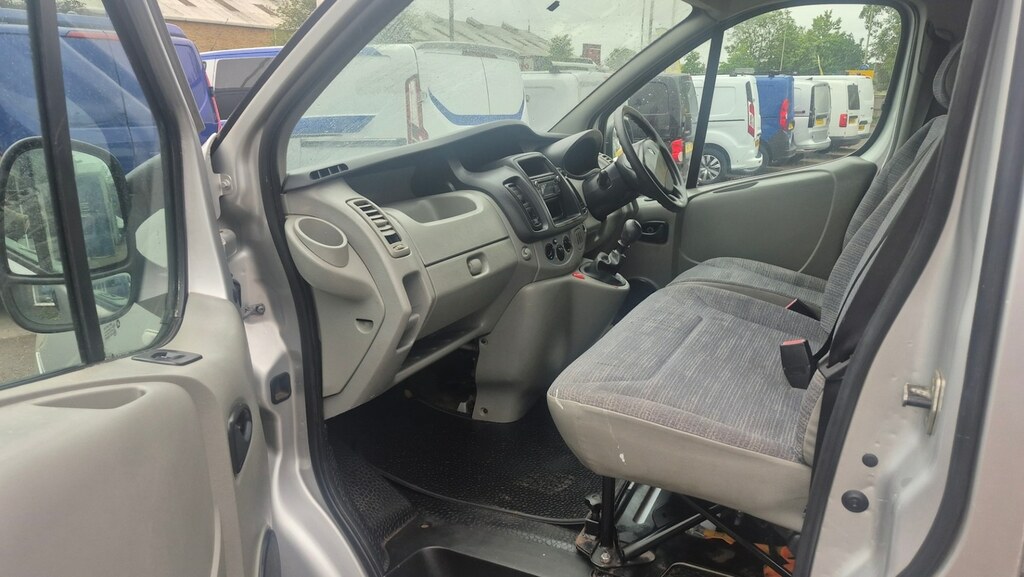 Renault Trafic Sat Nav U4823 White #13