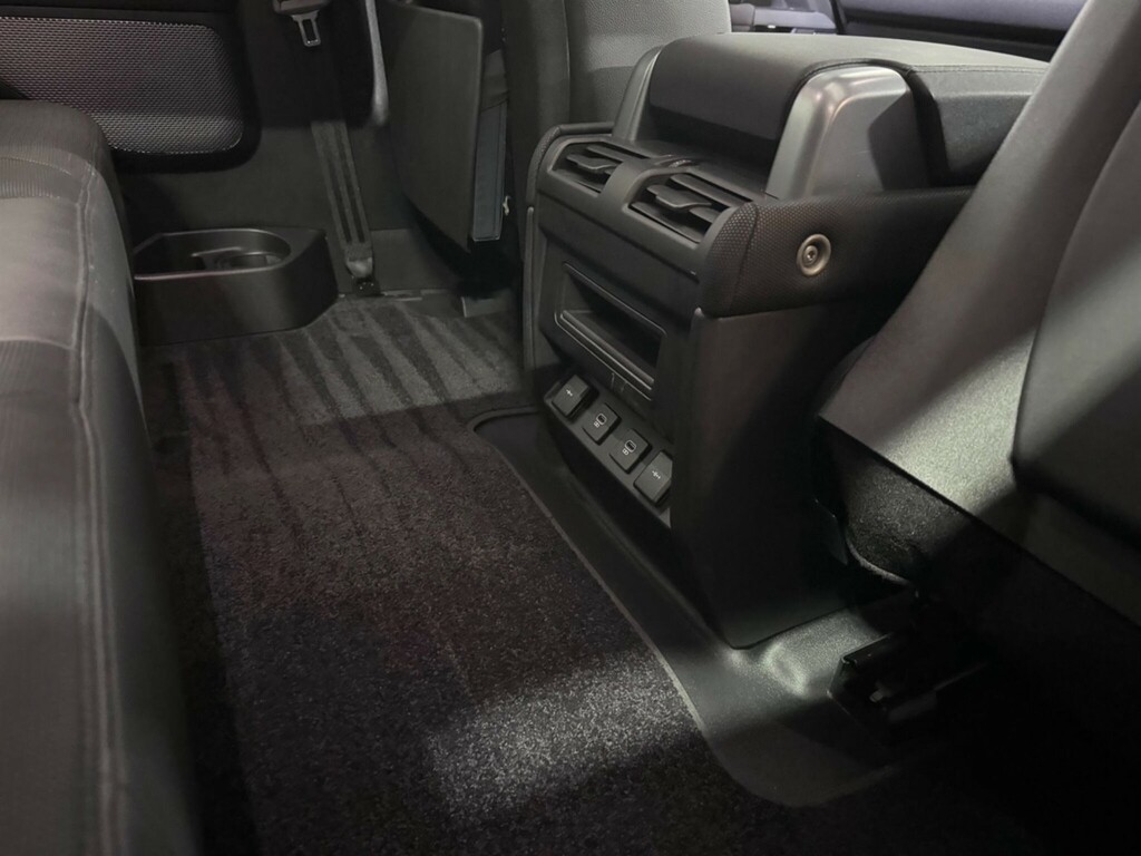Land Rover Defender 90 X-dynamic S  #32