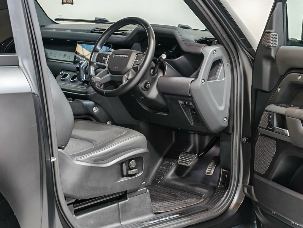 Land Rover Defender 90 X-dynamic S  #35