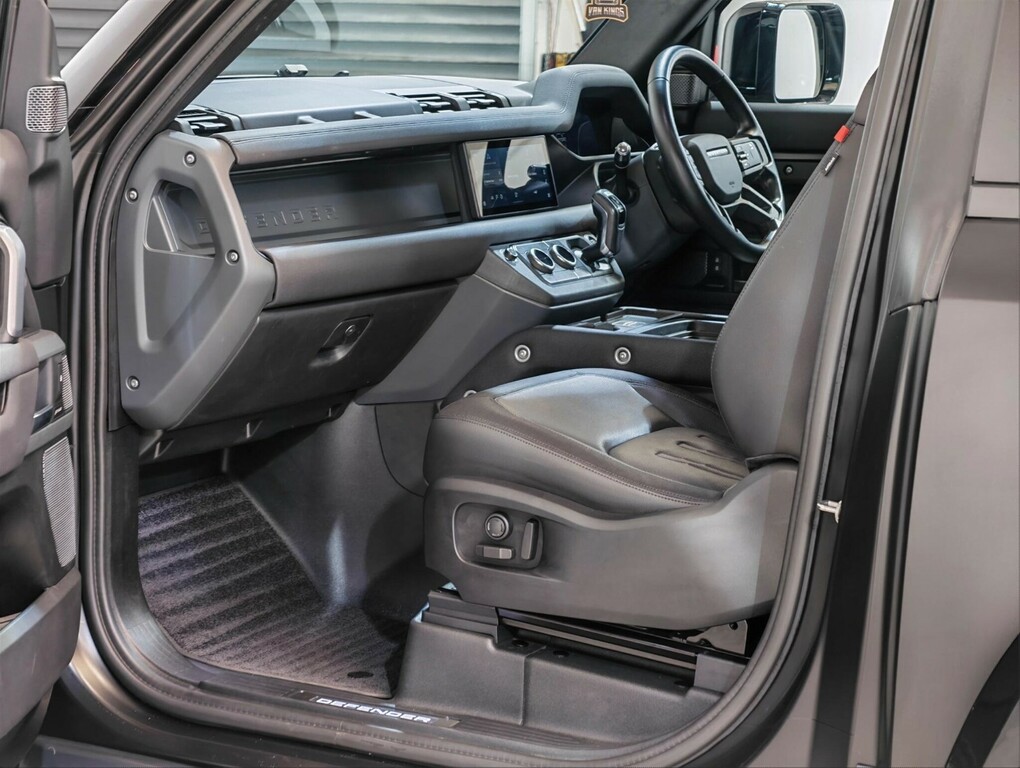 Land Rover Defender 90 X-dynamic S  #37