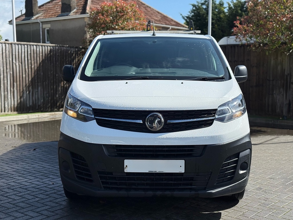 Vauxhall Vivaro Dynamic White #2