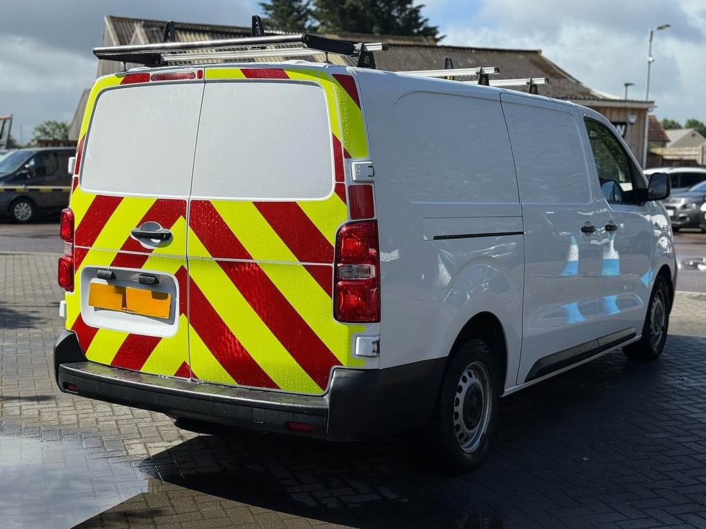 Vauxhall Vivaro Dynamic White #6