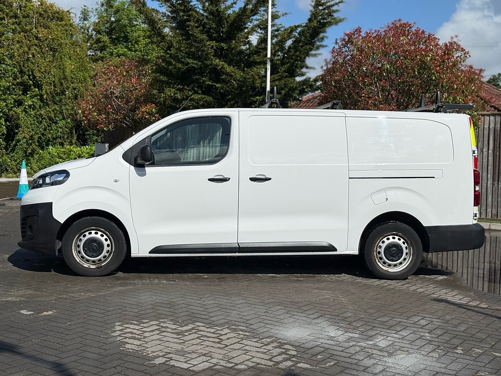 Vauxhall Vivaro Dynamic White #4