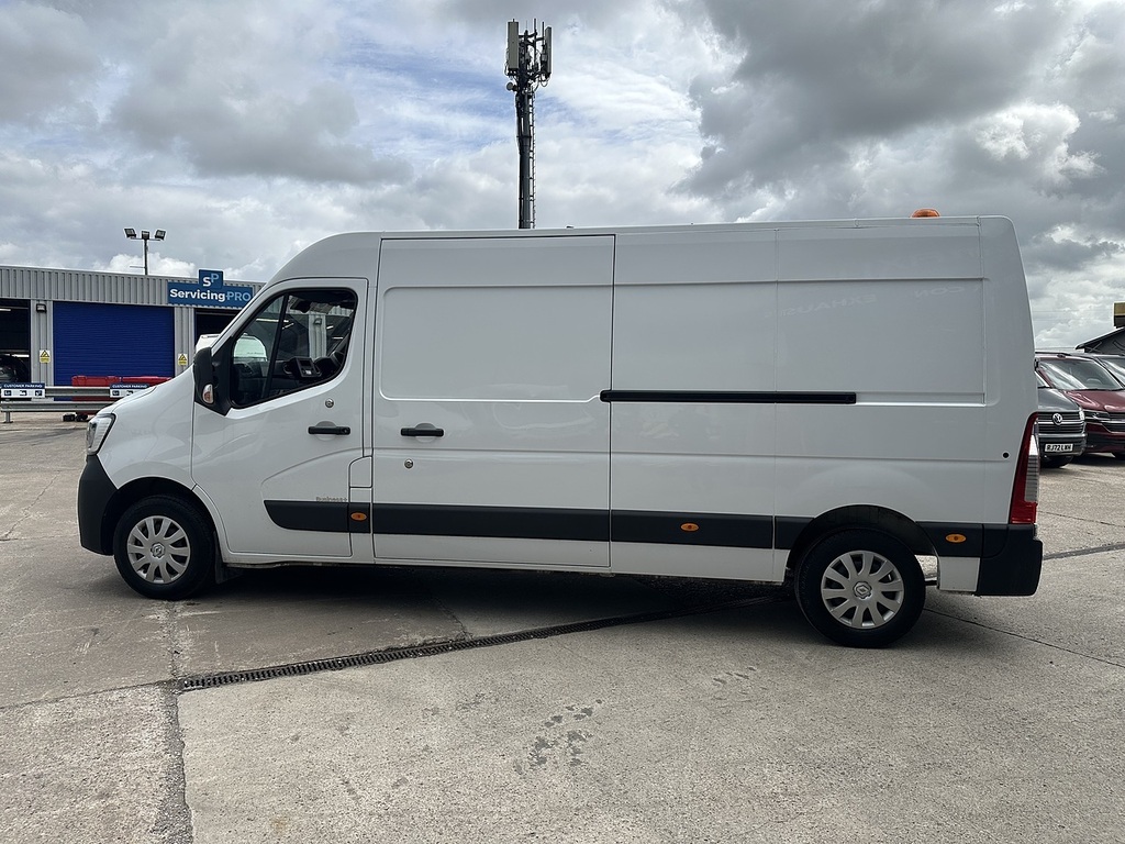 Renault Master Lm35 Blue Dci 135 Advance Medium Roof Van White #8