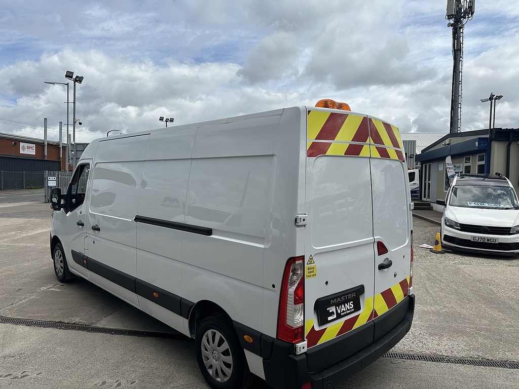 Renault Master Lm35 Blue Dci 135 Advance Medium Roof Van White #7