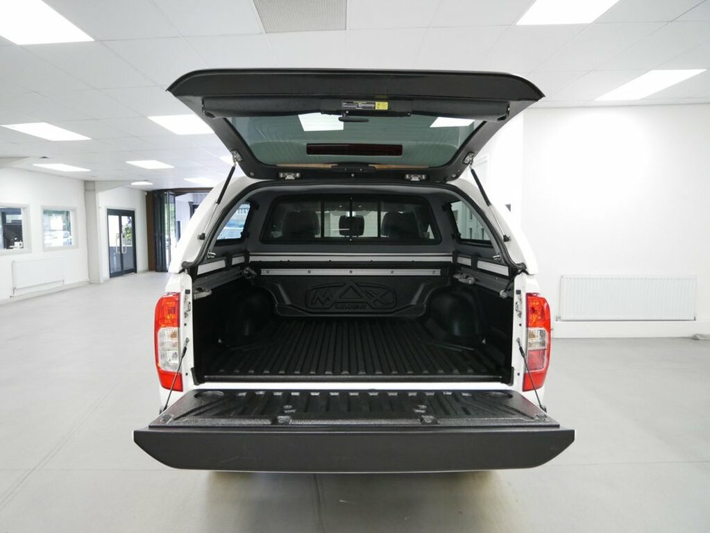 Nissan Navara 2.3L Dci Tekna Pickup Double Cab White #2