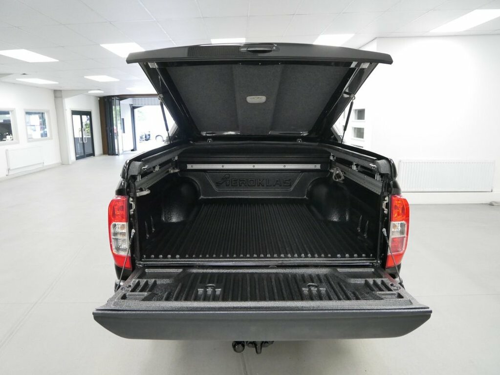 Nissan Navara 2.3L Dci N-guard Pickup Double Cab Black #2