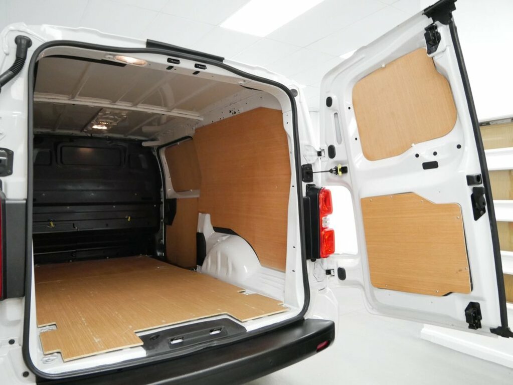 Vauxhall Vivaro Dynamic White #28