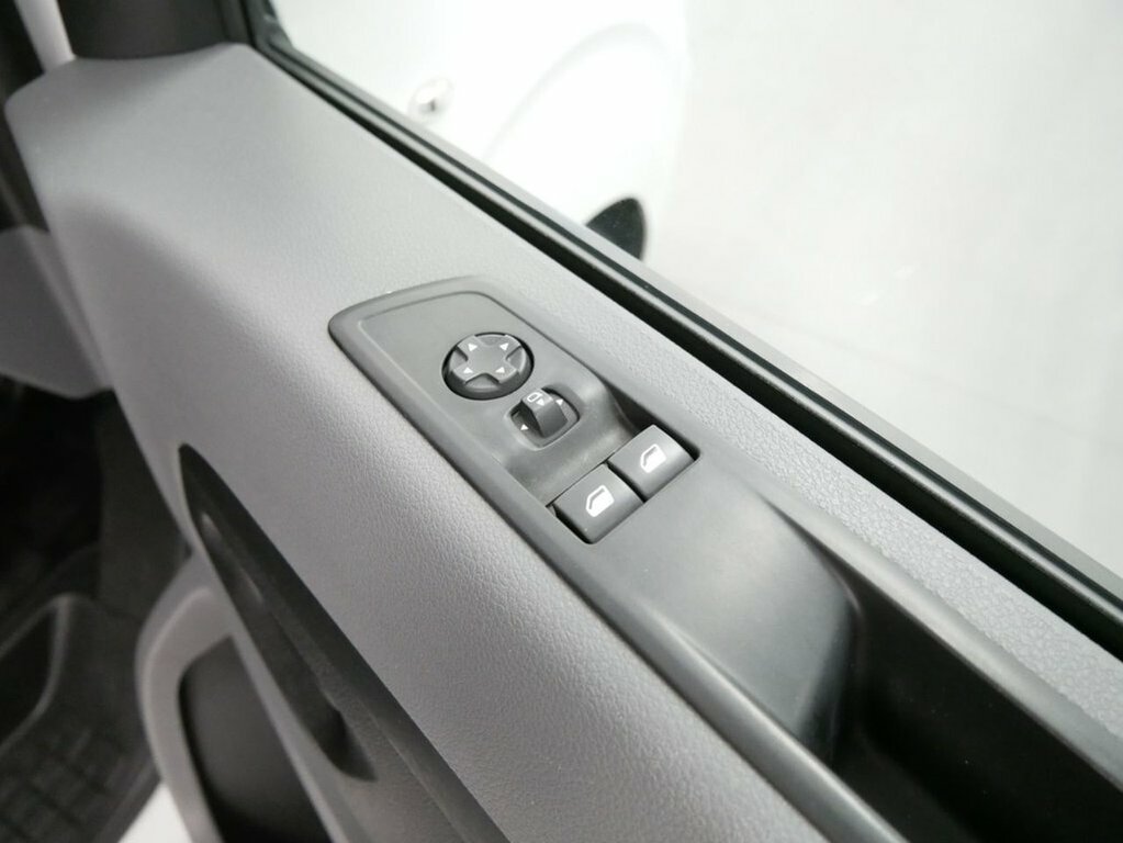 Vauxhall Vivaro Dynamic White #30