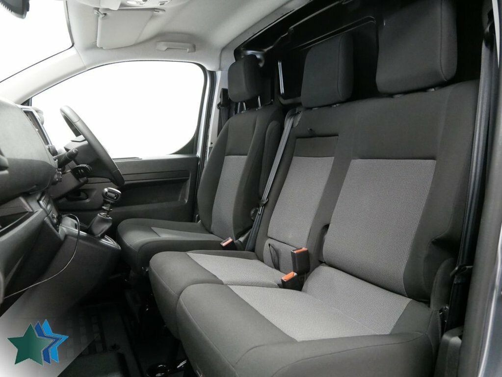 Vauxhall Vivaro 1.5L Turbo D 2700 Pro Panel Van 6Dr Grey #4