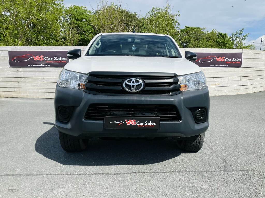 Toyota HILUX Active D Cab Pick Up 2.4 D-4d White #2