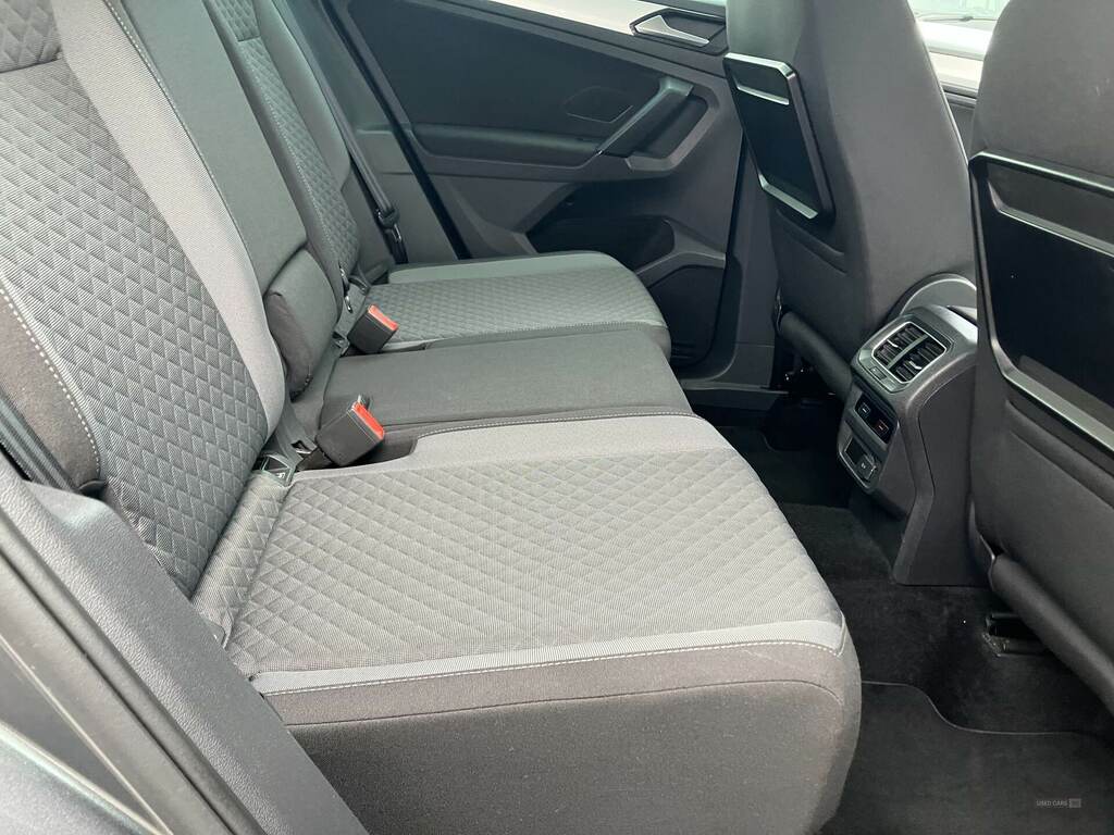 Volkswagen Tiguan 2.0 Tdi 150 4Motion Se Nav Dsg FN17MEV Grey #4