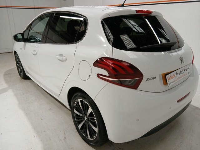 Peugeot 208 1.2 Puretech Tech Edition Hatchback Man FN68TXZ White #4