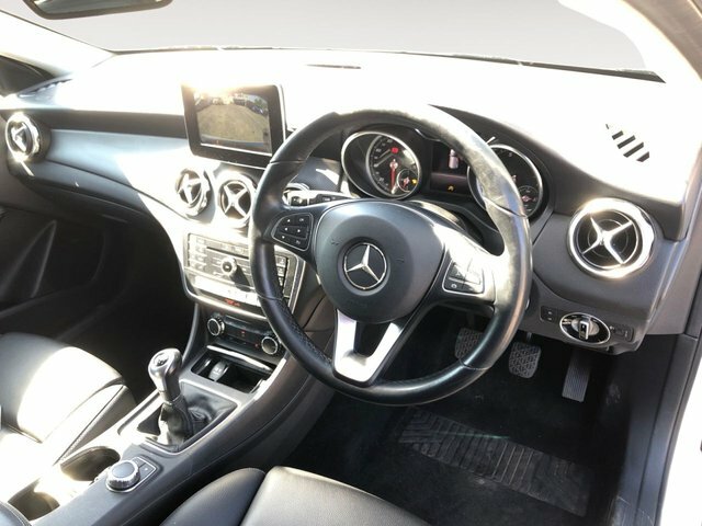 Mercedes-Benz GLA Class 1.6 Gla200 Se Executive Suv Eu FT68DCE White #2