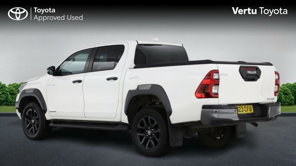 Toyota HILUX Invincible X White #4