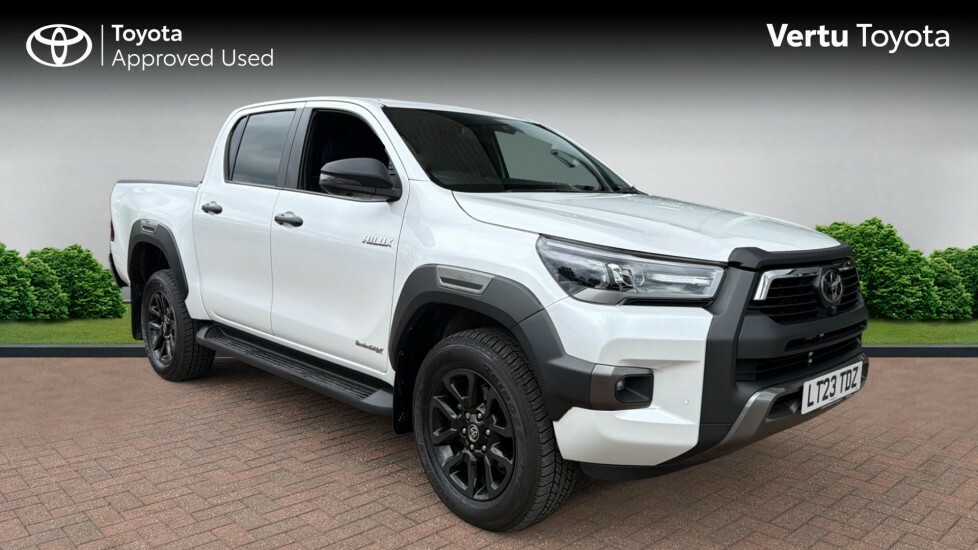 Toyota HILUX Invincible X White