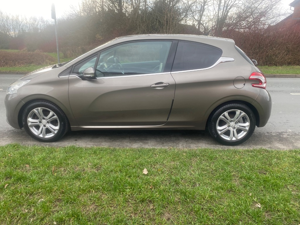 Peugeot 208 1.4 Hdi Allure Grey #2