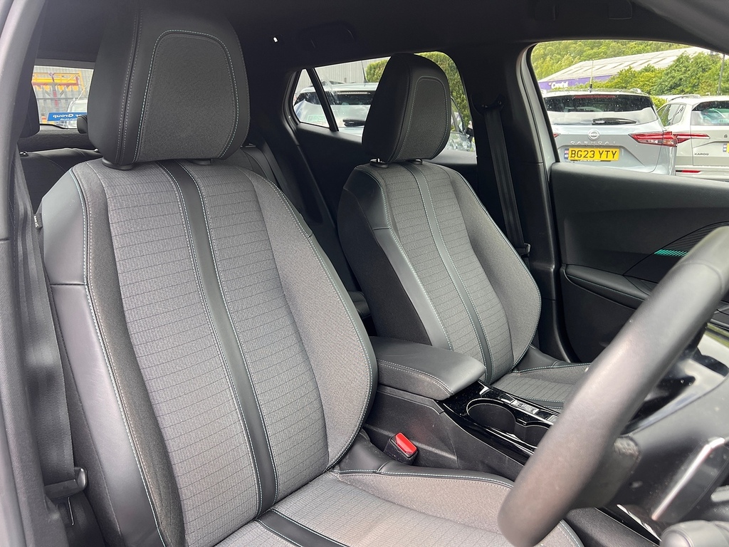 Peugeot 2008 Puretech Allure Premium CP23ABN White #2