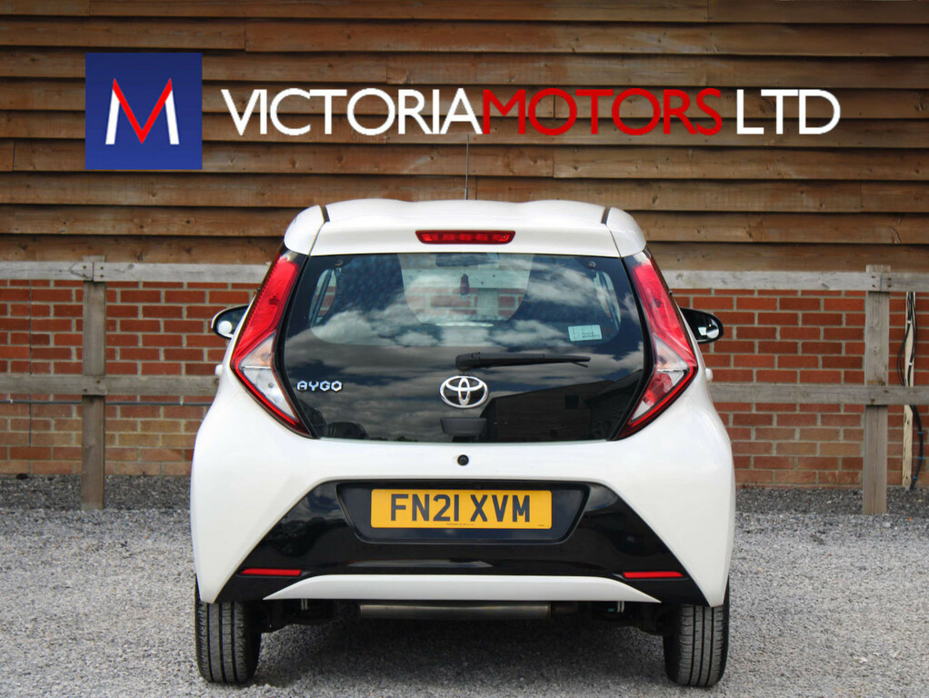Toyota Aygo 1.0 Vvt-i X-play Tss X-shift Hatchback White #3