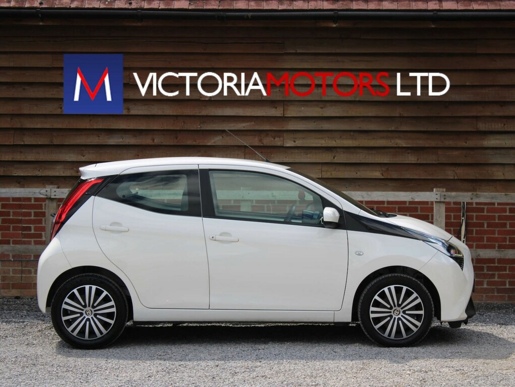 Toyota Aygo 1.0 Vvt-i X-play Tss X-shift Hatchback White #4