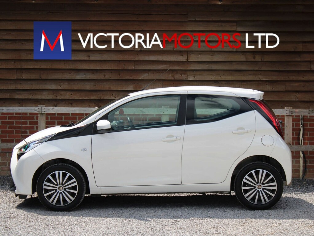 Toyota Aygo 1.0 Vvt-i X-play Tss X-shift Hatchback White #2