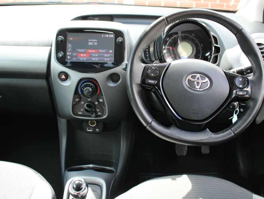 Toyota Aygo 1.0 Vvt-i X-play Tss X-shift Hatchback White #6