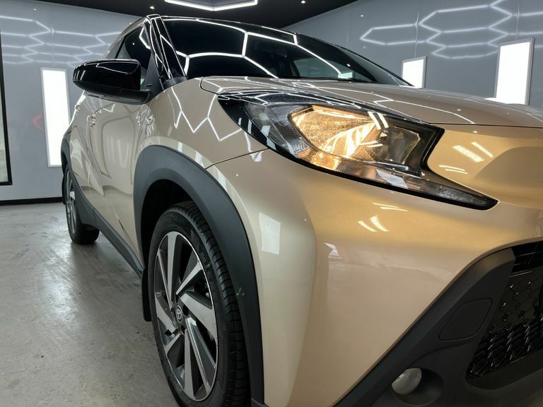 Toyota Aygo X Vvt-i Edge Beige #3