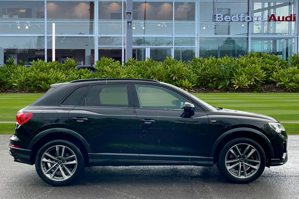 Audi Q3 Audi Q3 Black Edition 40 Tdi Quattro 200 Ps S Tron Black #4