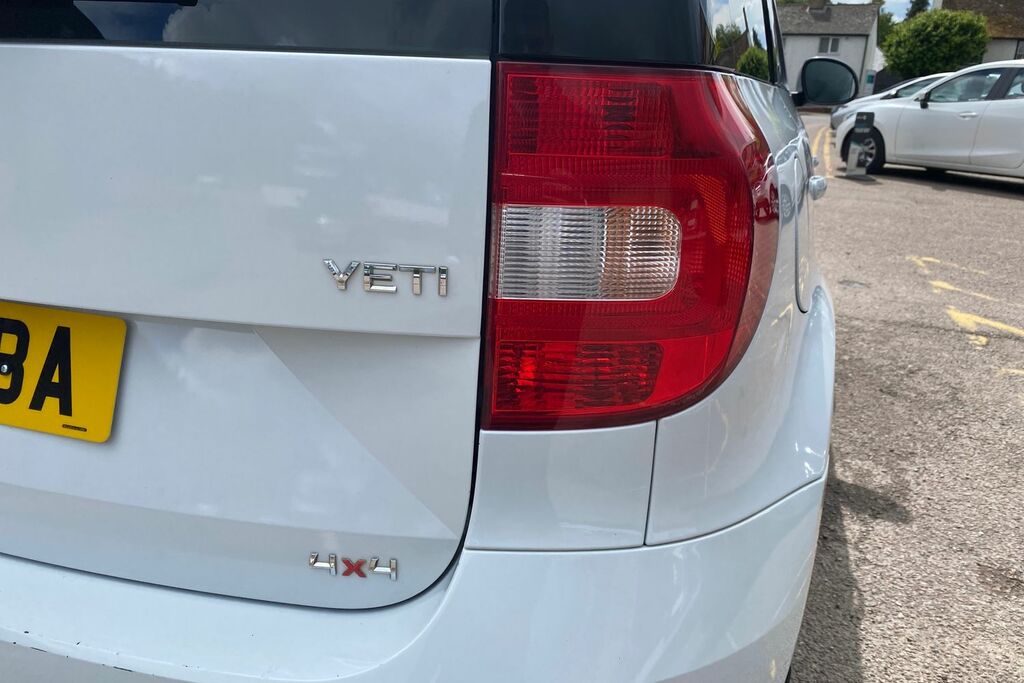 Skoda Yeti Hatchback White #26