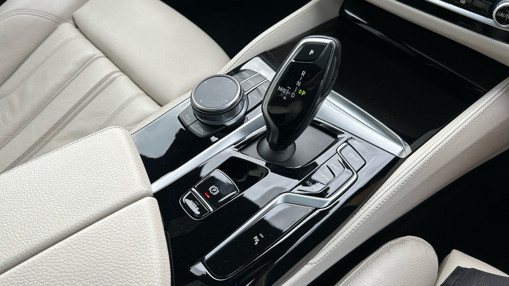 BMW 5 Series M550i Xdrive Blue #10