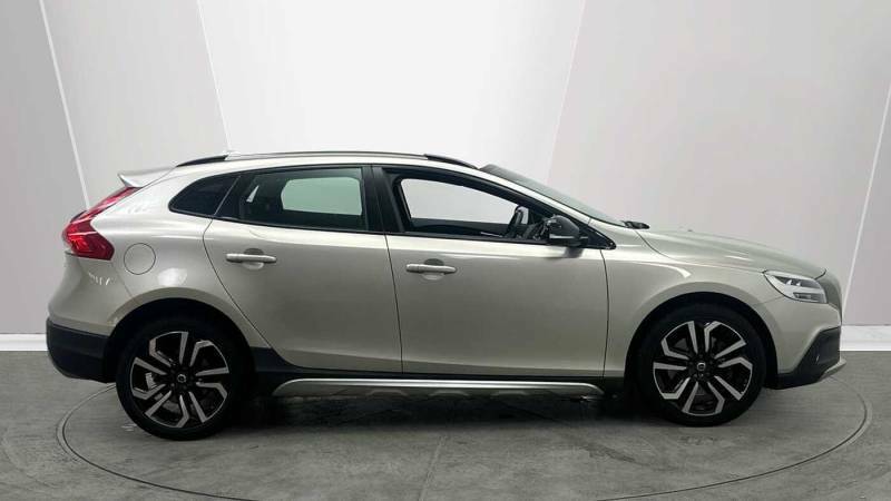 Volvo V40 T3 Pro - 2019 68 KX68VGD Gold #3