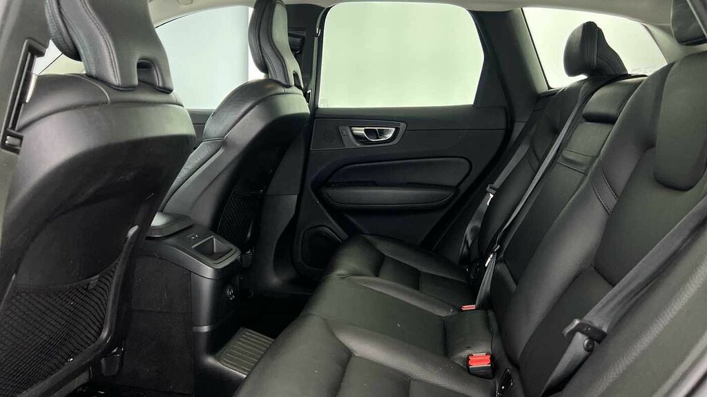 Volvo XC60 Momentum Silver #7