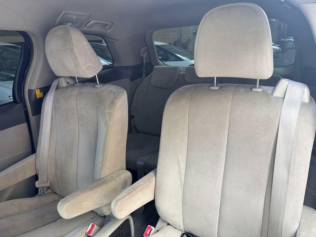 Toyota Estima   #20