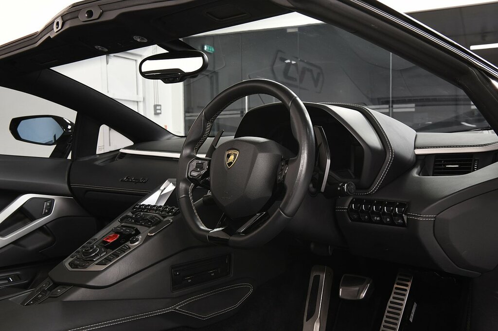 Lamborghini Aventador Lp740-4 S Roadster White #4