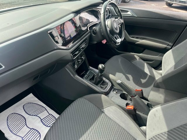 Volkswagen Polo Tsi Gpf R-line Hatchback DE68UMM White #2