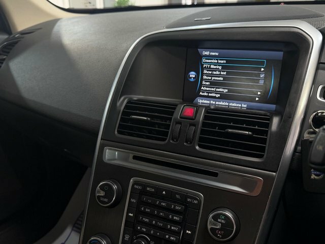 Volvo XC60 Estate White #26