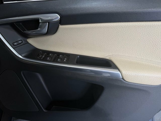 Volvo XC60 Estate White #17