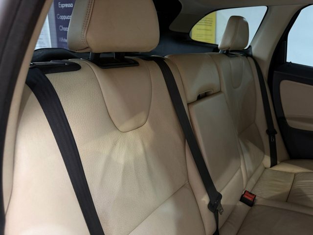 Volvo XC60 Estate White #37