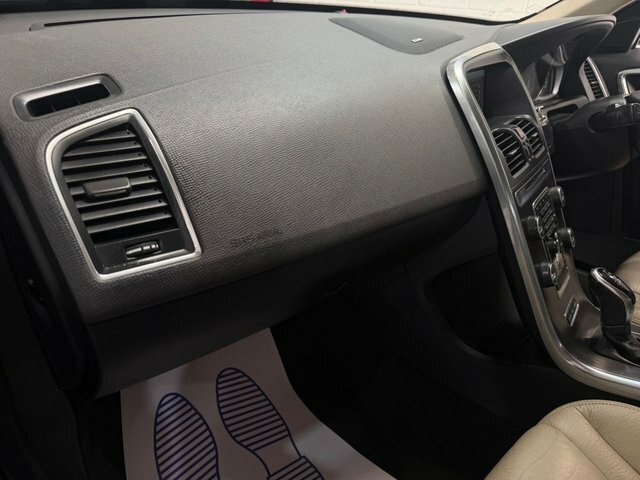 Volvo XC60 Estate White #32