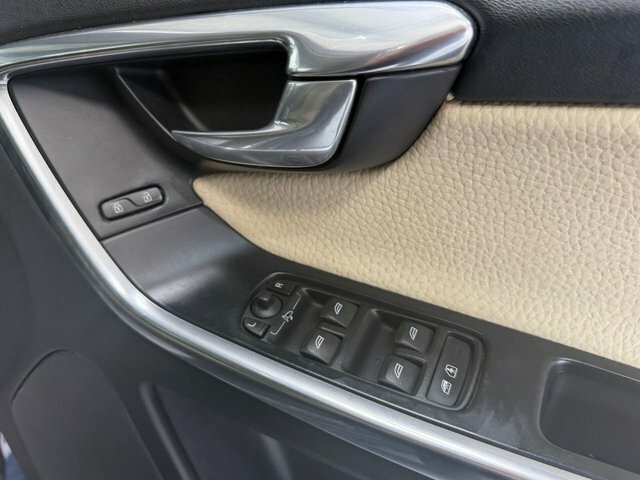 Volvo XC60 Estate White #11