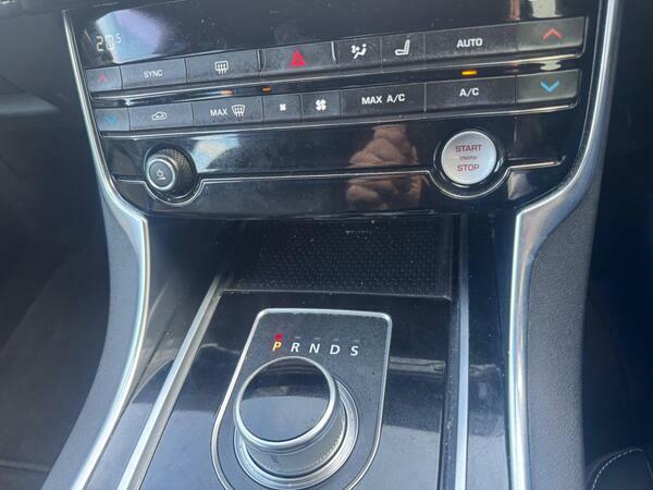 Jaguar XE Xe R-sport I Green #17