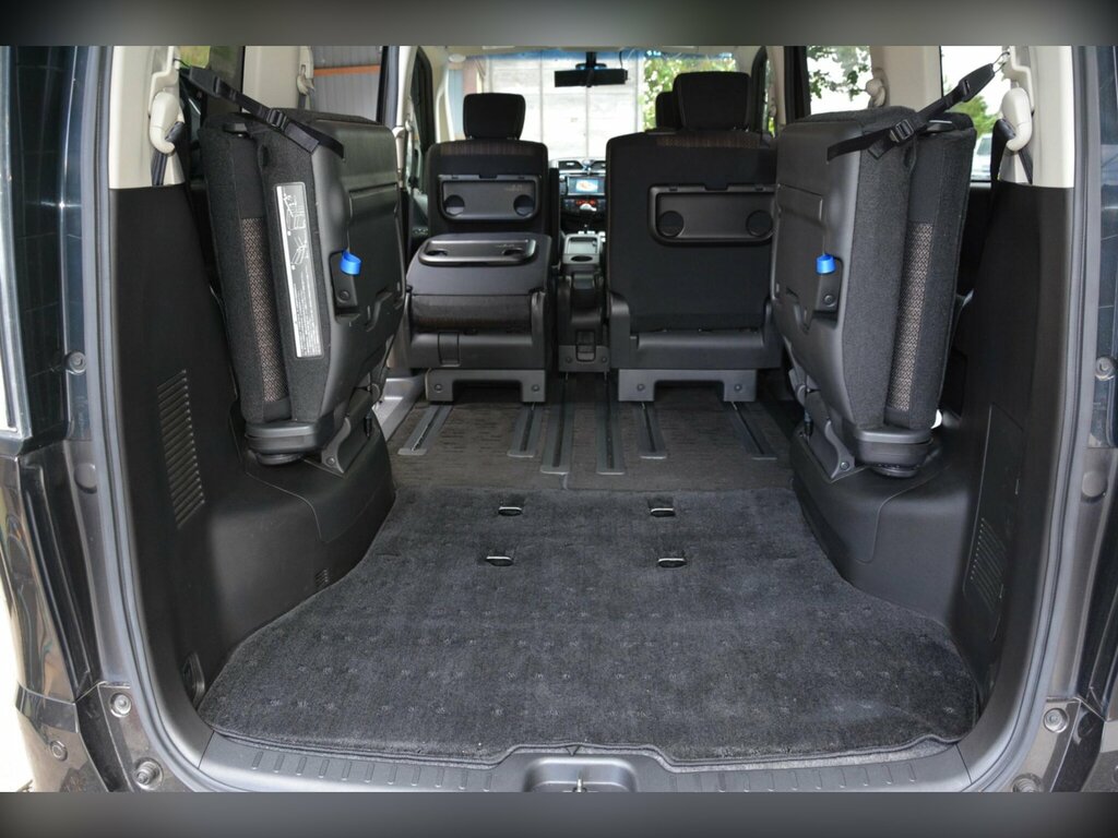 Nissan Serena Automatic 5dr White #39