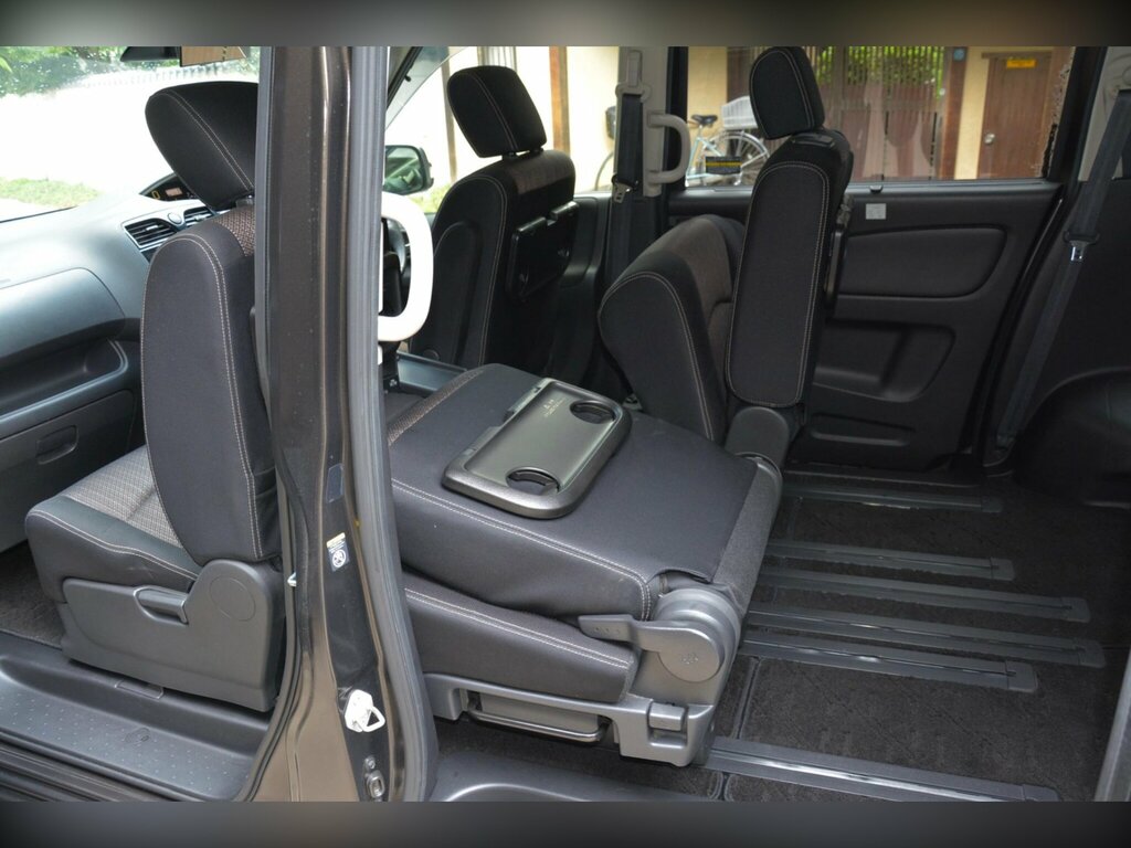 Nissan Serena Automatic 5dr White #34